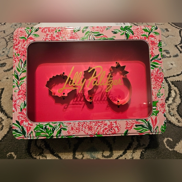 G.W.P. Lilly Pulitzer Cookie Exchange Box Tin Cookie Cutters Cookie Bags 💚💗 - Picture 1 of 4